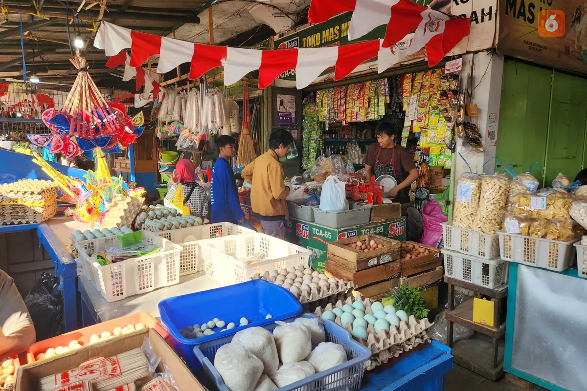 Pedagang sedang melayani pelanggan di Pasar Tradisional Jatingaleh Semarang