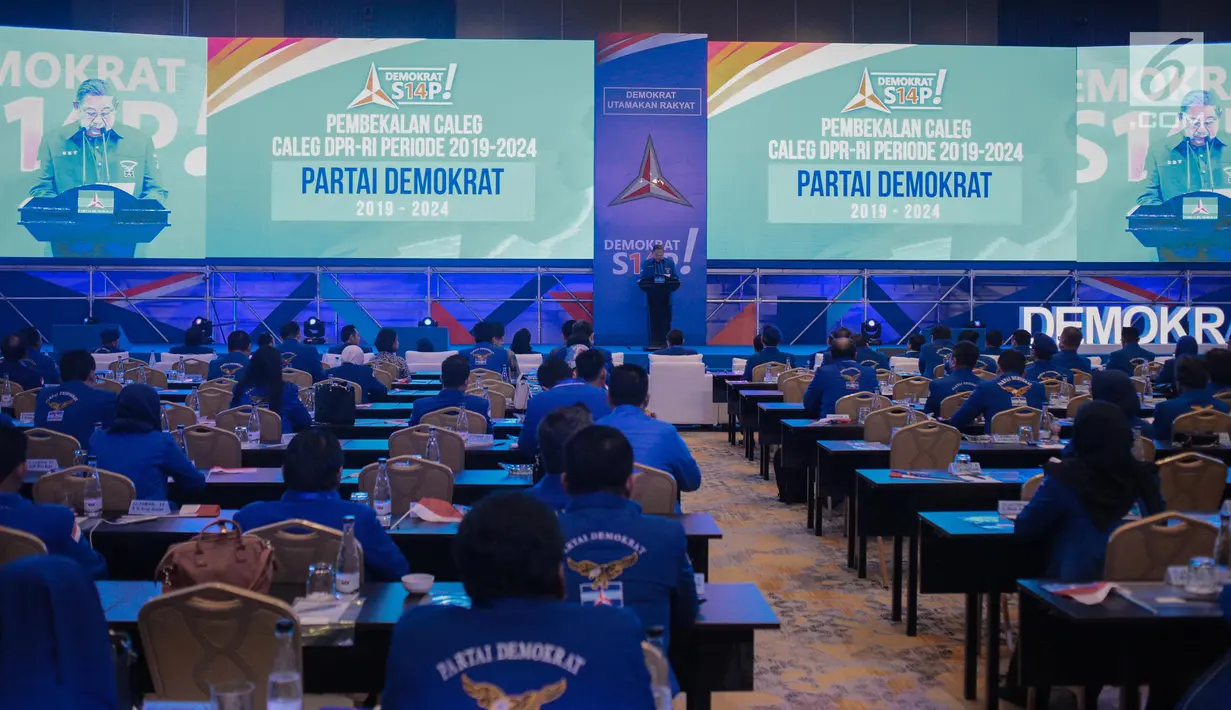 Ketua Umum Partai Demokrat Susilo Bambang Yudhoyono (SBY) saat membuka Pembekalan Caleg Partai Demokrat di Jakarta, Sabtu (10/11). Pembekalan tersebut merupakan salah satu strategi untuk memenangkan Pileg 2019. (Liputan6.com/Faizal Fanani)