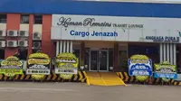 Karangan Bunga Hiasi Kargo Jenazah Bandara Soetta Jelang Kedatangan Jenazah Eril