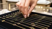 Tampil Memukau dengan 7 Model Gelang Bunga Hitam Rantai Emas Minimalis dan Elegan Terbaru 2025