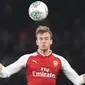 Bek Arsenal, Rob Holding berusaha mengontrol bola dengan kepalanya pada laga perempat final Piala Liga Inggris kontra West Ham United di Emirates Stadium, Selasa (20/12). Arsenal berhasil melaju ke babak semifinal setelah menang 1-0. (Ben STANSALL/AFP)