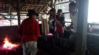 Perajin Pandai Besi Garut Riwayatmu Kini