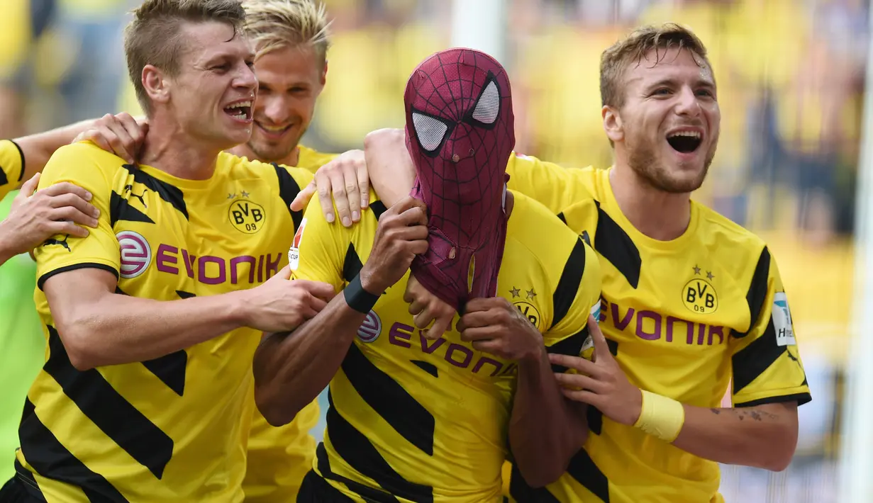 Topeng Spiderman kembali menghiasi hampir di setiap selebrasi Aubameyang. Namun topeng kali ini lebih modern dari topeng yang ia gunakan saat berseragam Saint-Ettiene. (AFP/Patrik Stollarz)