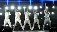 Anggota Backstreet Boys, dari kiri: AJ McLean, Nick Carter, Brian Littrell, Howie Dorough dan Kevin Richardson menghibur penonton di atas panggung Wango Tango 2017 di StubHub Center, California, (13/5). (AP/Chris Pizzello)