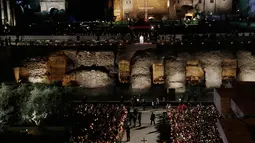 Paus Fransiskus (tengah) memimpin prosesi Jalan Salib saat memperingati Jumat Agung di sekitar bangunan  Colosseum, Roma, Italia, Jumat (19/4). Jalan Salib ini menggambarkan kisah sengsara Yesus Kristus saat disalibkan. (AP Photo/Gregorio Borgia)