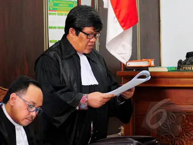 Kuasa hukum Suroso Atmo Martoyo, Tommy Sihotang (kanan)saat membacakan permohonan praperadilan di Pengadilan Negeri (PN) Jakarta Selatan, Senin (6/4/2015). (Liputan6.com/Yoppy Renato)