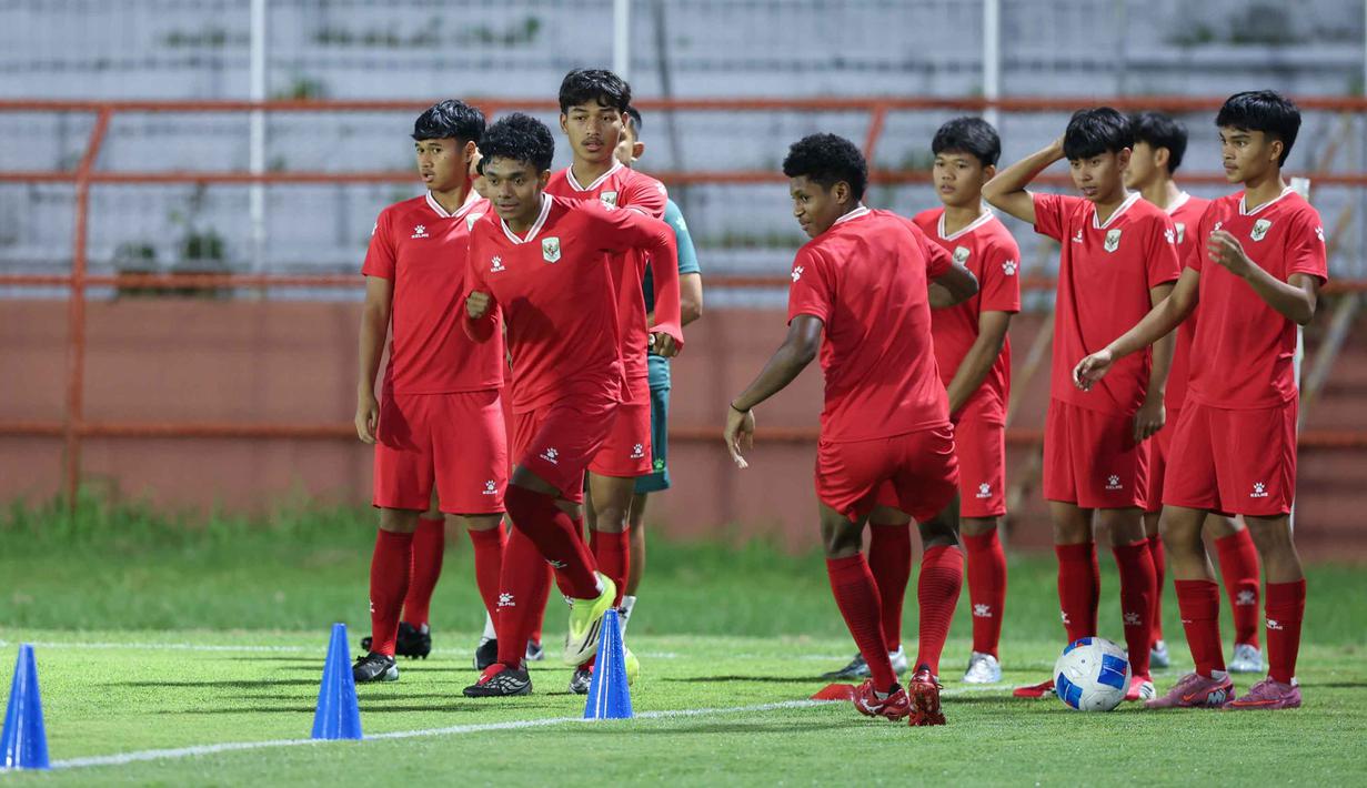 Laga dijadwalkan berlangsung pada Minggu 19 April 2026 pukul 19.30 WIB. Tampak dalam foto, pemain Timnas Indonesia menggelar sesi latihan terakhir jelang laga melawan Vietnam pada laga terakhir Grup A Piala AFF U-17 2026 di Stadion Gelora 10 November, Surabaya, Jawa Timur, Sabtu (18/4/2026). (Bola.com/M Iqbal Ichsan)
