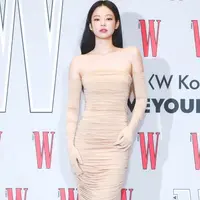 Jennie BLACKPINK tampil menawan dengan strapless ruched column dress nude dari Alex Perry. [Instagram]