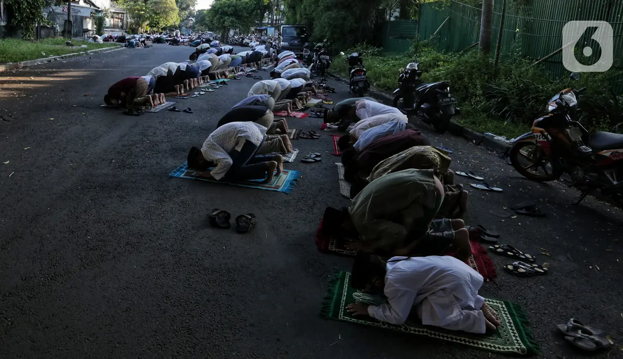 Warga melaksanakan salat Idul Fitri 1441 H berjemaah di Masjid Jami Assa'Dah kebayoran Lama, Jakarta, Sabtu (24/5/2020). Warga yang hendak salat Id diwajibkan untuk menerapkan protokol kesehatan. (Liputan6.com/Johan Tallo)