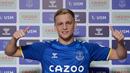 Donny van de Beek. Gelandang Belanda berusia 24 tahun yang telah memperkuat Manchester United selama 1,5 musim ini akhirnya dipinjamkan ke Everton pada 31 Januari 2022 hingga akhir musim. Serupa dengan Martial, ia juga masih ingin kembali memperkuat MU usai masa peminjaman. (evertonfc.com)