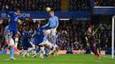 Striker Manchester City, Erling Haaland melompat untuk menghalau bola saat menghadapi Chelsea pada laga Liga Inggris 2022/2023 di Stamford Bridge, London (5/1/2023). Erling Haaland juga belum mampu mencetak gol ke gawang Chelsea. Pada pertemuan pertama di pekan ke-19, meski Man City menang 1-0, namun Erling Haaland gagal menyumbang gol. (AFP/Glyn Kirk)