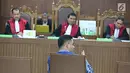 Nazaruddin memberi kesaksian untuk Choel Mallarangeng di Pengadilan Tipikor, Jakarta, Senin (29/5). Nazaruddin menyebut dia menyetor uang sebesar Rp 7 miliar atas permintaan sekretaris Menpora saat itu Wafid Muharam. (Liputan6.com/Helmi Afandi)