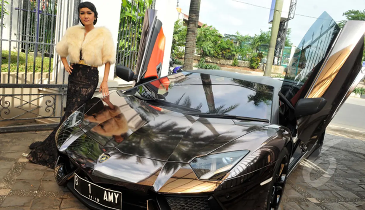 Dalam video klip terbarunya itu, ada Lamborghini yang ikut mejeng bareng Julia Perez, Pondok Indah, Jakarta, Rabu (21/1/2014).(Liputan6.com/Panji Diksana)