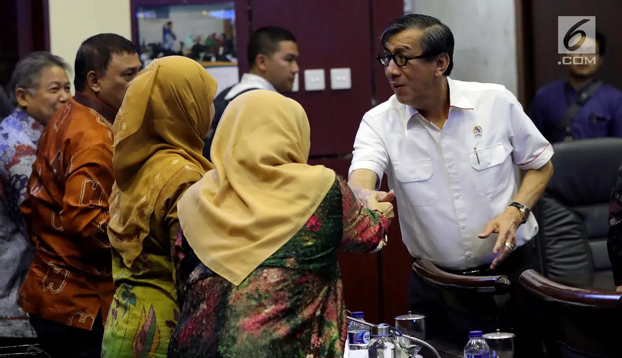 Menteri Hukum dan HAM Yasonna H Laoly saat mengikuti rapat kerja dengan Badan Legislasi (Baleg) di Gedung DPR, Jakarta, Selasa (23/10). Rapat membahas penyusunan Program Legislasi Nasional (Prolegnas) prioritas tahun 2019. (Liputan6.com/JohanTallo)