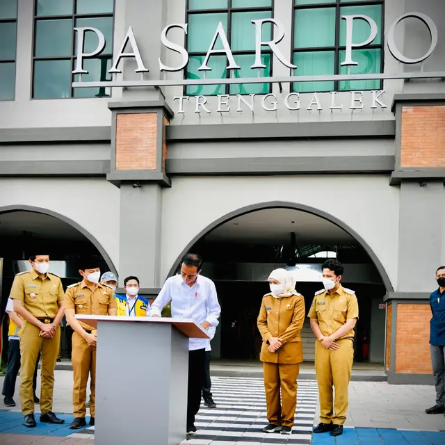 Presiden Jokowi singgah di Pasar Pon Trenggalek, Jawa Timur, Selasa (30/11/2021)