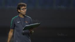 Pelatih Timnas Indonesia, Luis Milla, memberikan instruksi saat latihan di Stadion Patriot, Bekasi, Senin (2/10/2017). Latihan ini merupakan persiapan jelang laga persahabatan melawan Kamboja. (Bola.com/Vitalis Yogi Trisna)