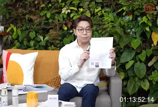 dr. Richard Lee saat menunjukkan Surat Izin Praktik