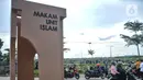 Kepadatan di TPU Rorotan sudah mulai terlihat di pintu masuk pemakaman.  Antrean kendaraan terlihat memadati lingkungan TPU. (merdeka.com/Iqbal S. Nugroho)