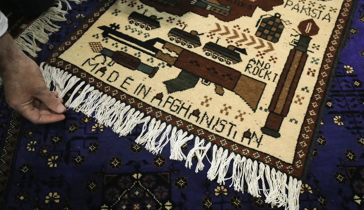 Salah satu karpet yang dijual di The Afghan Rug Shop, Hebden Bridge, Inggris, 20 Agustus 2021. Pemilik The Afghan Rug Shop James Wilthew telah membangun hubungan dekat dengan penenun dan penjual karpet Afghanistan. (LINDSEY PARNABY/AFP)