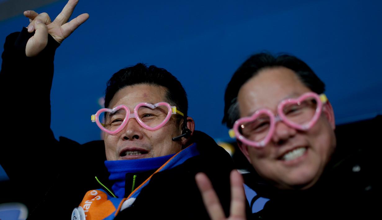 Penonton mengenakan kacamata unik saat menyaksikan cabang curling antara Rusia dan Swiss pada Olimpiade Musim Dingin 2018 di Gangneung, Korea Selatan, Senin (12/2). Olimpiade PyeongChang berlangsung hingga 25 Februari mendatang. (AP/Natacha Pisarenko)