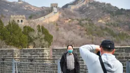 Wisatawan berfoto di Tembok Besar bagian Badaling di Beijing, ibu kota China, pada 24 Maret 2020.