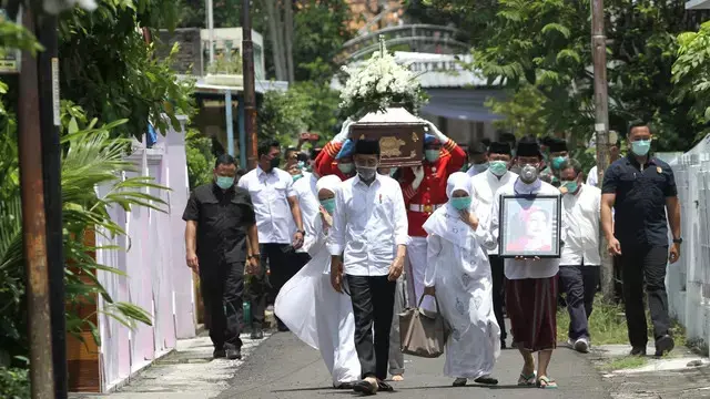 Dikebumikan di Samping Suami, Ini 6 Dikebumikan di Samping Suami, Ini 6 Prosesi Pemakaman Ibunda Jokowi