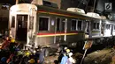 Petugas dibantu alat berat mengevakuasi gerbong KRL Commuter Line jurusan Jatinegara - Bogor di kawasan Kebon Pedes, Bogor, Jabar Minggu (10/3). Proses evakuasi ditargetkean selesai sebelum jam kerja pada Senin (11/3). (Liputan6.com/Immanuel Antonius) 