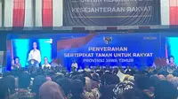 Presiden Jokowi bersama Menteri Agraria dan Tata Ruang/Badan Pertanahan Nasional (ATR/BPN), Agus Harimurti Yudhoyono (AHY) menyerahkan 10.323 sertifikat tanah di Gor Tawang Alun, Banyuwangi.