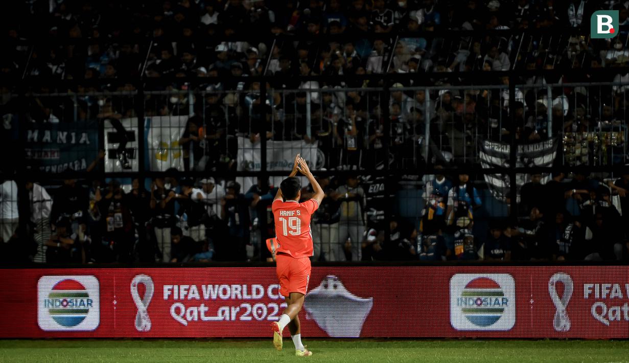 Laga ini menjadi spesial bagi Hanif Sjahbandi karena ia kembali ke rumah lamanya, Arema FC yang selama lima musim ia bela namun harus berpisah akhir musim lalu. (Bola.com/Iwan Setiawan)