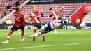 Striker Tottenham Hotspur, Harry Kane, melepaskan tendangan ke gawang Southampton pada laga Liga Inggris di Stadion St. Mary's, Minggu, (20/9/2020). Tottenham menang dengan skor 5-2. (Justin Tallis/Pool via AP)