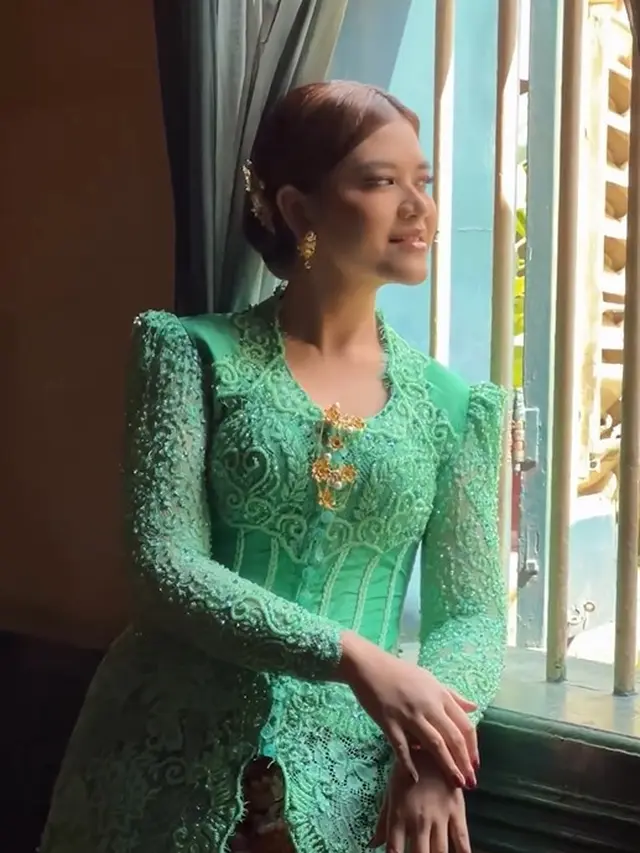 Kahiyang Ayu berkebaya warna tosca (Instagram/ayangkahiiyang)