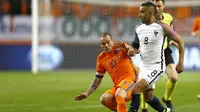 Gelandang Wesley Sneijder (kiri) saat membela Belanda kontra Prancis, pada laga persahabatan di Amsterdam Arena (25/3/2016). Sneijder diminta kembali ke Inter Milan mulai musim depan.  (EPA/Peter Lous)
