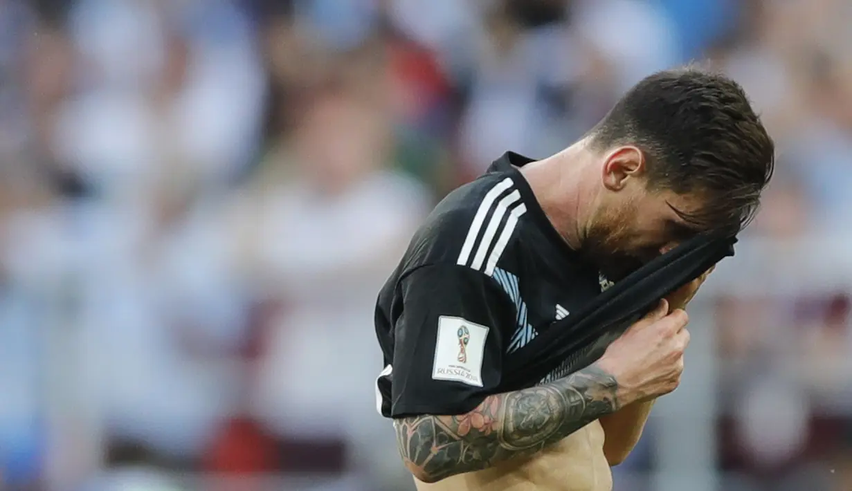 Bintang Argentina, Lionel Messi, tampak sedih usai ditahan imbang Islandia pada laga Grup D Piala Dunia di Stadion Spartak, Moskow, Sabtu (16/6/2018). Dirinya gagal penalti, Argentina ditahan imbang 1-1 oleh Islandia. (AFP/Ricardo Mazalan)