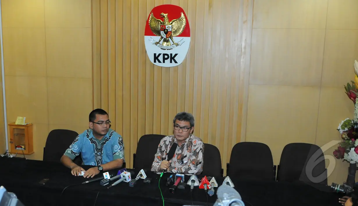 Plt Komisioner KPK, Johan Budi SP saat ditanya oleh wartawan saat konferensi pers di Gedung KPK, Jakarta, Jumat (10/4/2015). KPK menangkap anggota Komisi IV DPR dari Fraksi PDI Perjuangan, Adriansyah di Swiss Belhotel Bali. (Liputan6.com/Herman Zakharia)