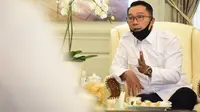 Gubernur Jawa Barat Ridwan Kamil menerima kunjungan kerja Ketua Dewan Komisioner Otoritas Jasa Keuangan (OJK) Wimboh Santoso di Gedung Pakuan, Kota Bandung, Minggu (9/8/2020). (Foto: Humas Jabar)