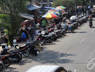  Puluhan kendaraan roda dua asyik berjejer di tepi jalan di kawasan Tanah Abang, Jakarta, Rabu (24/9/2014) (Liputan6.com/Johan Tallo)