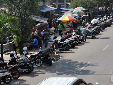  Puluhan kendaraan roda dua asyik berjejer di tepi jalan di kawasan Tanah Abang, Jakarta, Rabu (24/9/2014) (Liputan6.com/Johan Tallo)