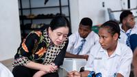 Puan Maharani Kunjungi Sekolah Bagi Anak Papua Pedalaman, Dengarkan Harapan Bisa Kembali Bangun Daerah