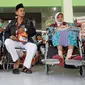 Sejumlah calon jemaah haji asal Kebumen yang memakai kursi roda menunggu mobil ambulans untuk dibawa menuu Bandara Adi Soemarmo