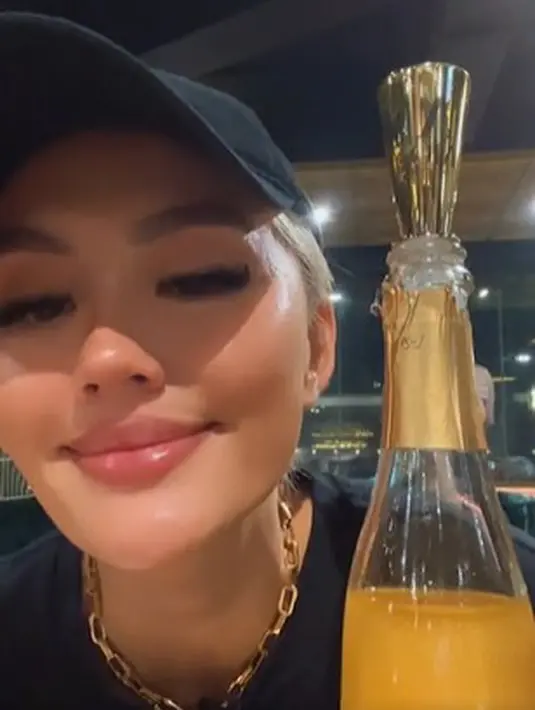 Hidung mancung, dagu semakin lancip dan bibirnya yang semakin tebal membuat netizen menilai kalau Agnez sengaja melakukan operasi plastik. (instagram.com/agnezmo)