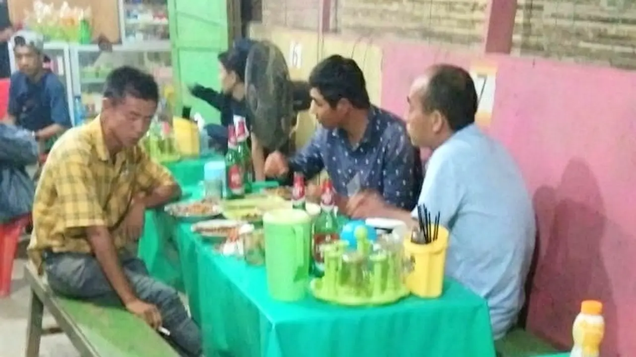 Beberapa TKA asal China makan di warung warga lokal di Morosi, Konawe.(Liputan6.com/Ahmad Akbar Fua)
