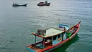 Perlu diketahui, keberadaan Pulau Panjang bersama dengan Pulau Lipan, Pulau Mangkir Gadang, dan Pulau Mangkir Ketek, pernah menjadi objek sengketa batas wilayah antara Provinsi Aceh dan Sumatera Utara. Tampak dalam foto, seorang nelayan beristirahat di perahunya yang berlabuh di lepas Pulau Panjang, yang pernah menjadi objek sengketa batas pulau antara Aceh dan Sumatra Utara, di Singkil, Provinsi Aceh Selatan, pada Rabu 12 November 2025. (CHAIDEER MAHYUDDIN/AFP)