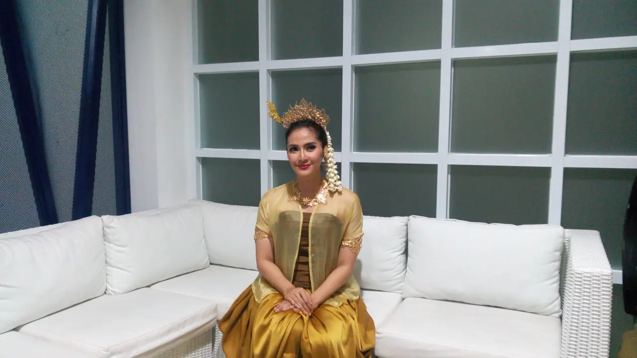 Lama tak menghiasi wajah layar kaca, aktris Maudy Koesnaedi tampil dalam panggung teater.