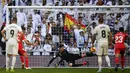 Proses terjadinya gol yang dicetak striker Girona, Cristhian Stuani, ke gawang Real Madrid pada laga La Liga di Stadion Santiago Bernabeu, Madrid, Minggu (17/2). Madrid kalah 1-2 dari Girona. (AFP/Gabriel Bouys)