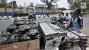 Penjual arang, tusuk sate, dan kotak pemanggang melayani pembeli di kawasan Manggarai, Jakarta, Rabu (22/8). Belasan penjual perlengkapan membuat sate menjamur saat Hari Raya Idul Adha 2018. (Merdeka.com/Iqbal Nugroho)