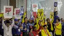Pendukung peserta partai politik Gerindra, PDIP, Demokrat, dan Berkarya menunjukkan nomor parpol sambil yel-yel usai pengambilan nomor urut peserta pemilu 2019 di KPU, Jakarta, Minggu (18/2). (Liputan6.com/Faizal Fanani)
