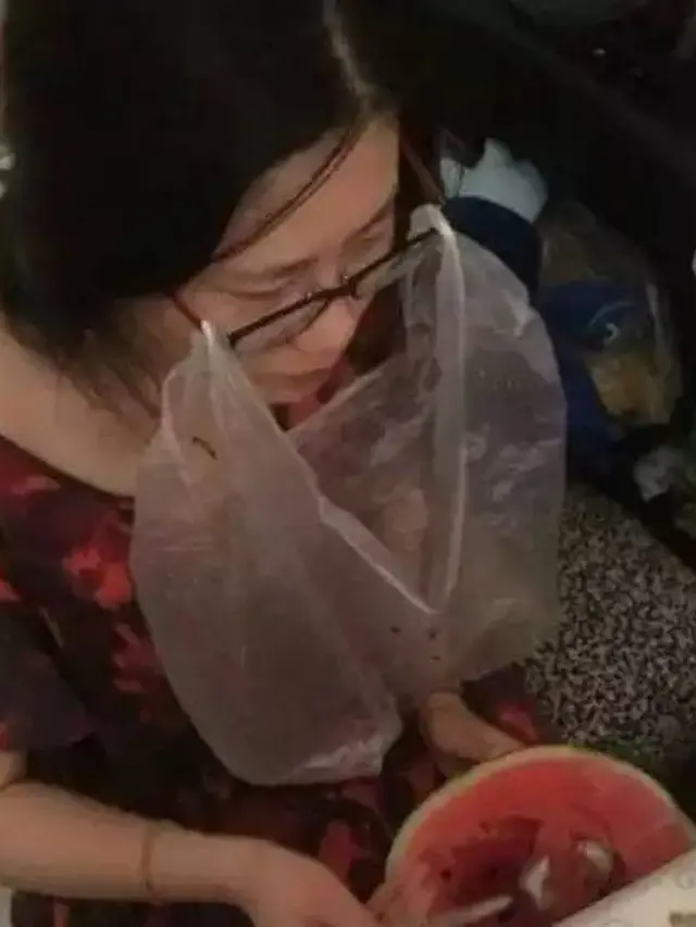10 Potret Nyeleneh Orang Pakai Kantong Plastik Ini Kreatif Banget