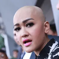 Foto Julia Perez menyambangi PN Jakarta Selatan (Adrian Putra/bintang.com)