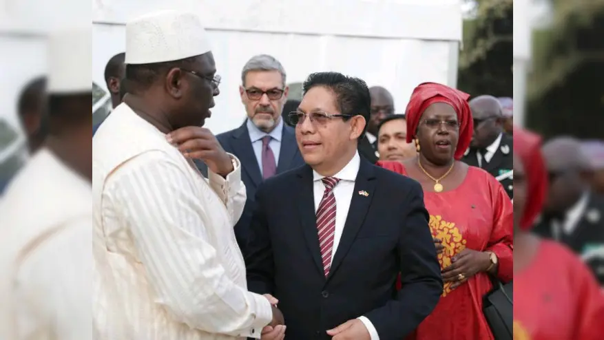 Dubes RI untuk Senegal Mansyur Pangeran saat bertemu dengan Presiden Senegal Macky Sall (sumber: KBRI Dakar)