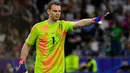 Sejak pertama kali digelar pada 1960, ajang pesta sepak bola antar-negara Eropa yang dikenal dengan Piala Eropa atau Euro telah mencatatkan beberapa rekor menarik, di antaranya adalah rekor kiper dengan penampilan terbanyak. Tercatat ada 4 kiper yang memimpin dalam daftar penampilan terbanyak di ajang Euro, dua di antaranya kini masih tampil pada Euro 2024 dan satu di antaranya diprediksi bakal mematahkan rekor sebagai penampil terbanyak. (AFP/Tobias Schwarz)